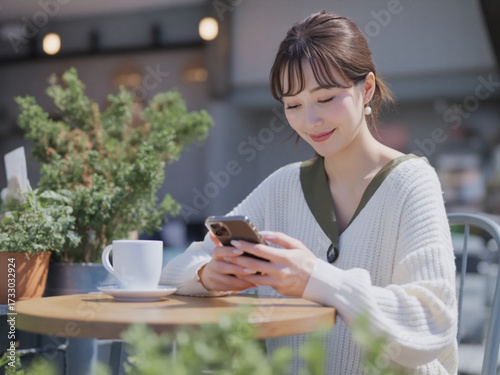 カフェでスマホを操作する女性　Generative AI