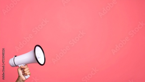 コピースペースがあるメガホンを持つ手とピンク色の背景　生成AI