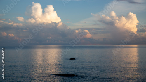 Foto 美しい青空とどこまでも続く海 爽やかで開放感のある夏の自然風景