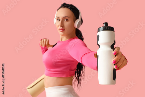 Female bodybuilder in headp...