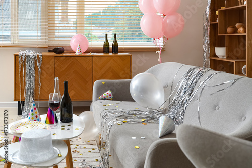 Sofa with tinsel, balloon a...