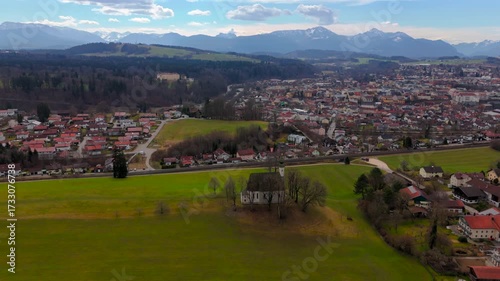 St. Vitus und Anna in Ettendorf ist Filialkirche der roemisch-katholischen Traunsteiner Pfarrkirche St. Oswald, auch bekannt als Ettendorfer Kircherl in Deutschland, Bayern Luftbild mit Stadtansicht. 