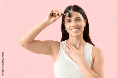 Young woman massaging her f...