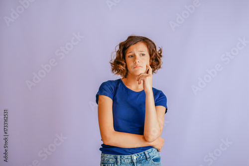Behang Focused female student expressing thoughtfulness with hand to head and serious v