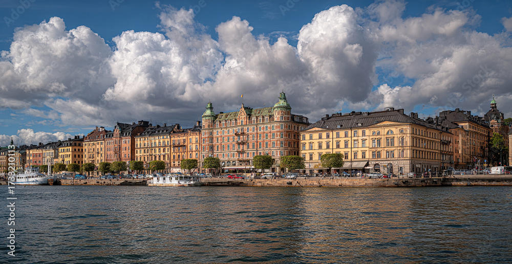 Fototapeta premium Scenic view of colorful buildings along the waterfront under a cloudy sky