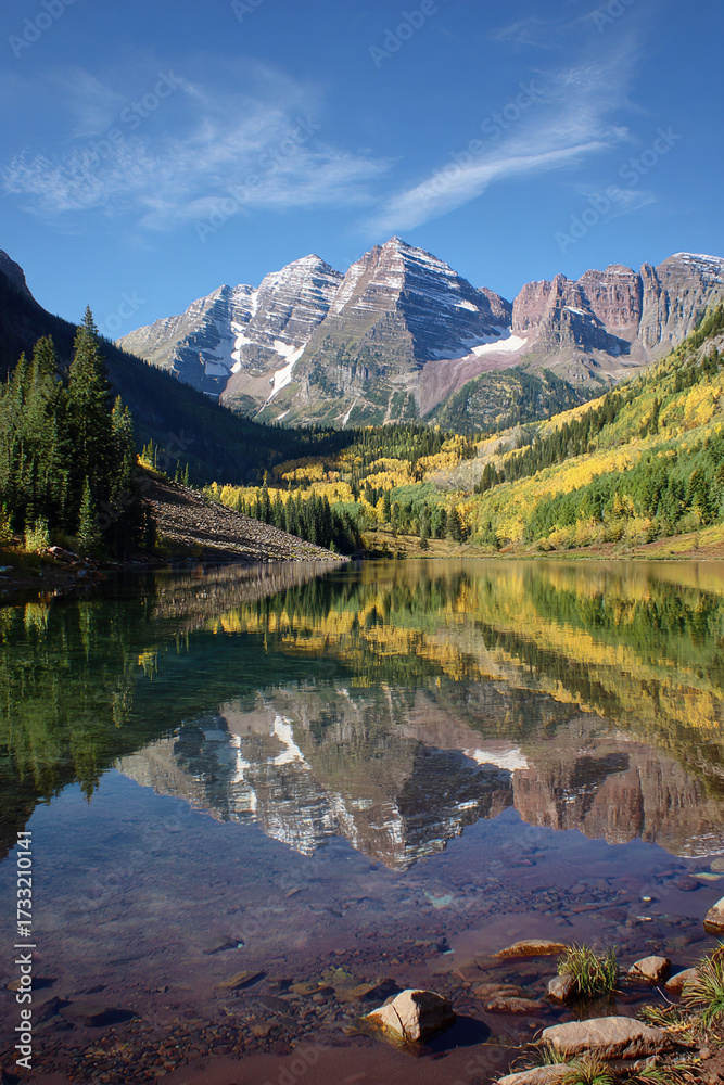 Fototapeta premium Picturesque mountain lake with clear water and mountain reflection