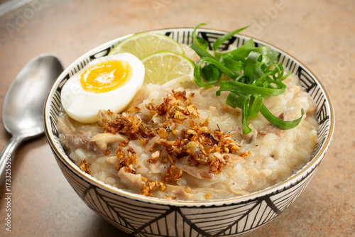 Foto A view of a bowl of arroz caldo.