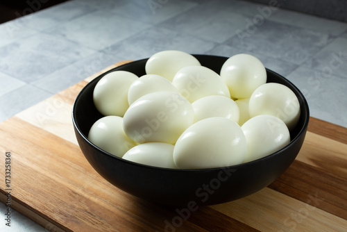 Foto A view of a bowl of peeled hard boiled eggs.