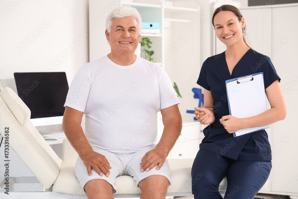 Fototapeta premium Female therapist and senior man sitting on couch in rehabilitation center