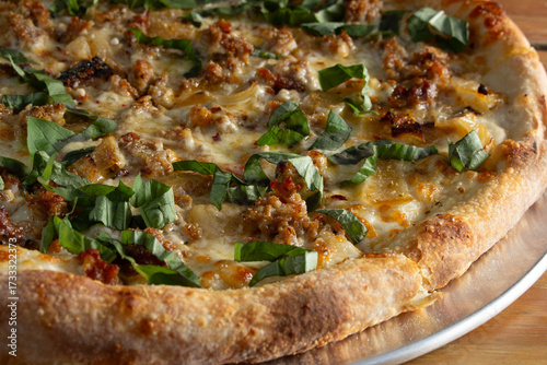 Foto A closeup view of a sausage and onion pizza.