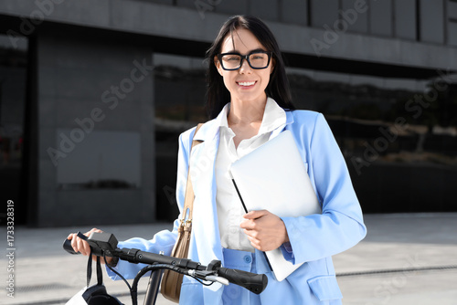 Young businesswoman with la...