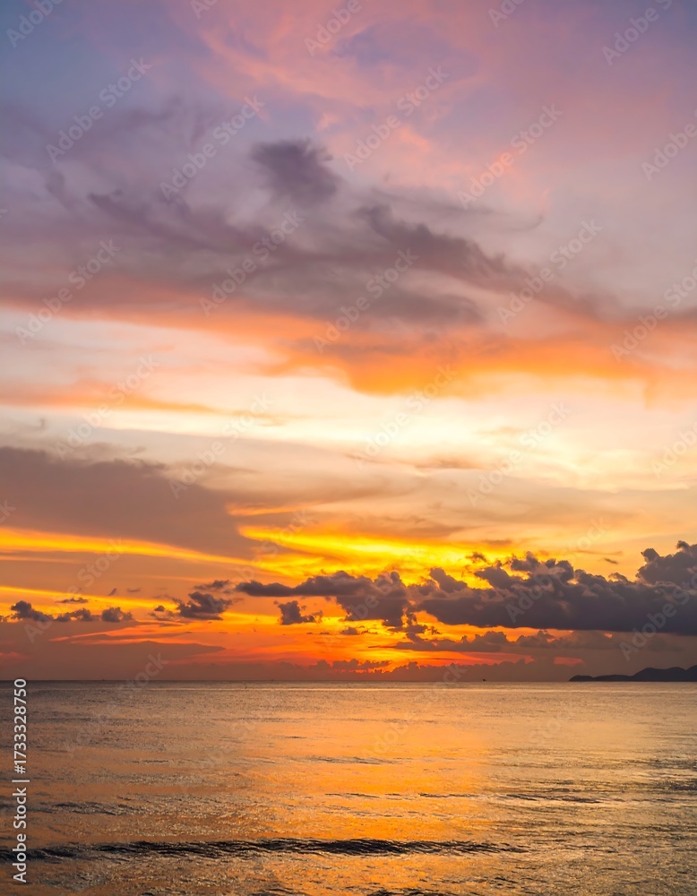 Naklejka premium Sunset over tranquil ocean