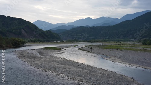 美しい大自然を映す富士川の壮大な風景