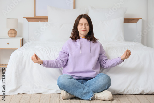 Young woman meditating on c...