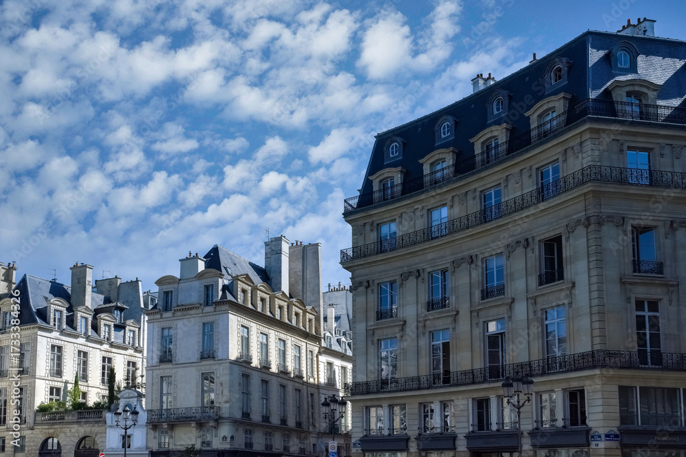 Fototapeta premium Paris, beautiful buildings place des Victoires
