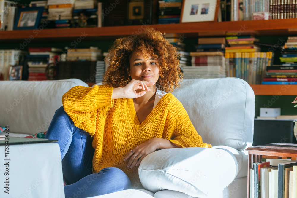 Obraz premium Woman relaxing on sofa in home