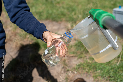 Feldversuch Probe Probennahme Wasser Flüssigkeit