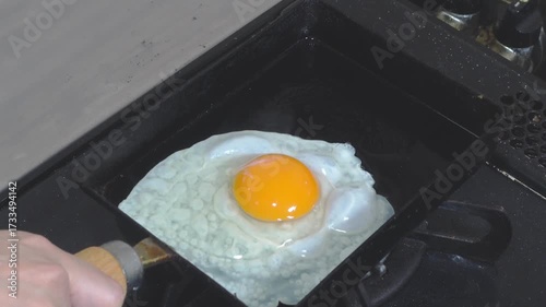 目玉焼きを焼く