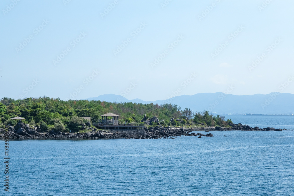 Fototapeta premium 海上から眺める桜島海づり公園