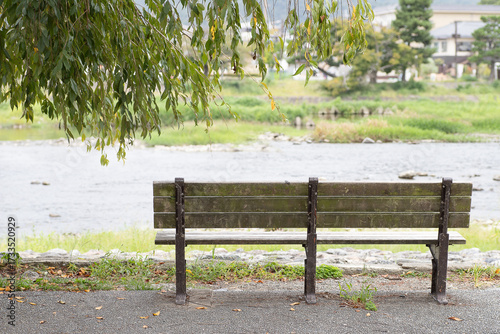 川沿いにある無人のベンチ。癒しの風景