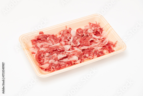 トレーに盛られた国産牛こま切れ肉のアップ写真