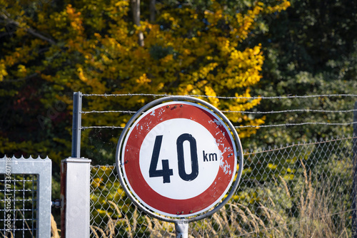 Verkehrsschild zeigt Geschwindigkeitsbegrenzung von 40 km/h