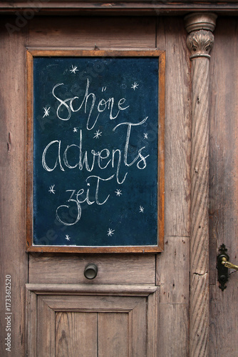 schöne adventszeit tafel an alter holztür