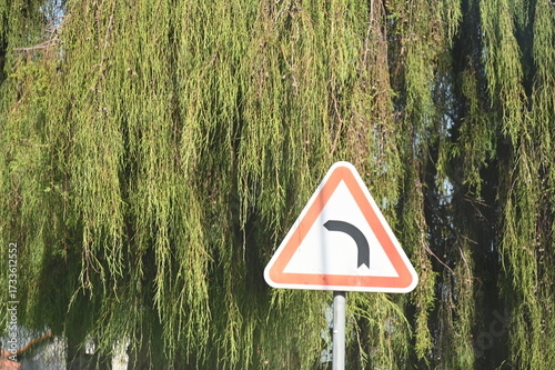 Panneau virage à gauche route