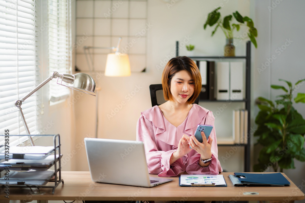 Obraz premium Businesswomen using smartphone payments online shopping at office.