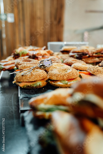 Belegte Bagels bei Frühstücksbuffet in Hotel