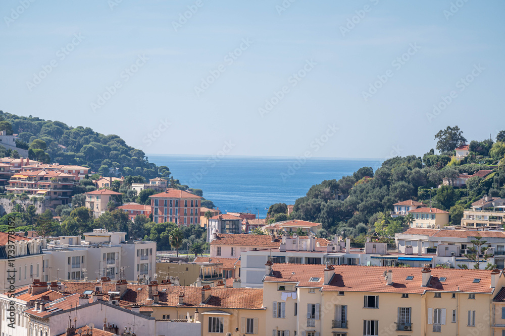 Obraz premium Vue urbaine sur la mer Méditerranée depuis les hauteurs de la ville