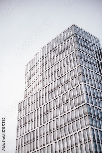 Hochhaus in Hamburg bei Abenddämmerung