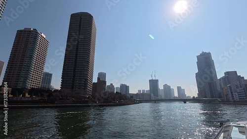 船上から眺める東京のビル群