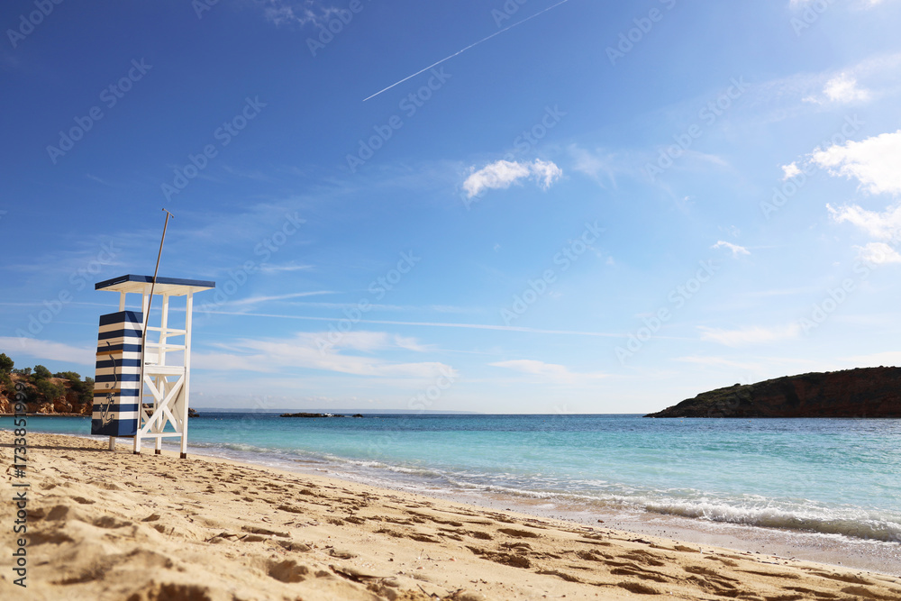 Fototapeta premium A Stunning Scenic Beach Showcasing a Lifeguard Tower Under a Bright Sunny Sky