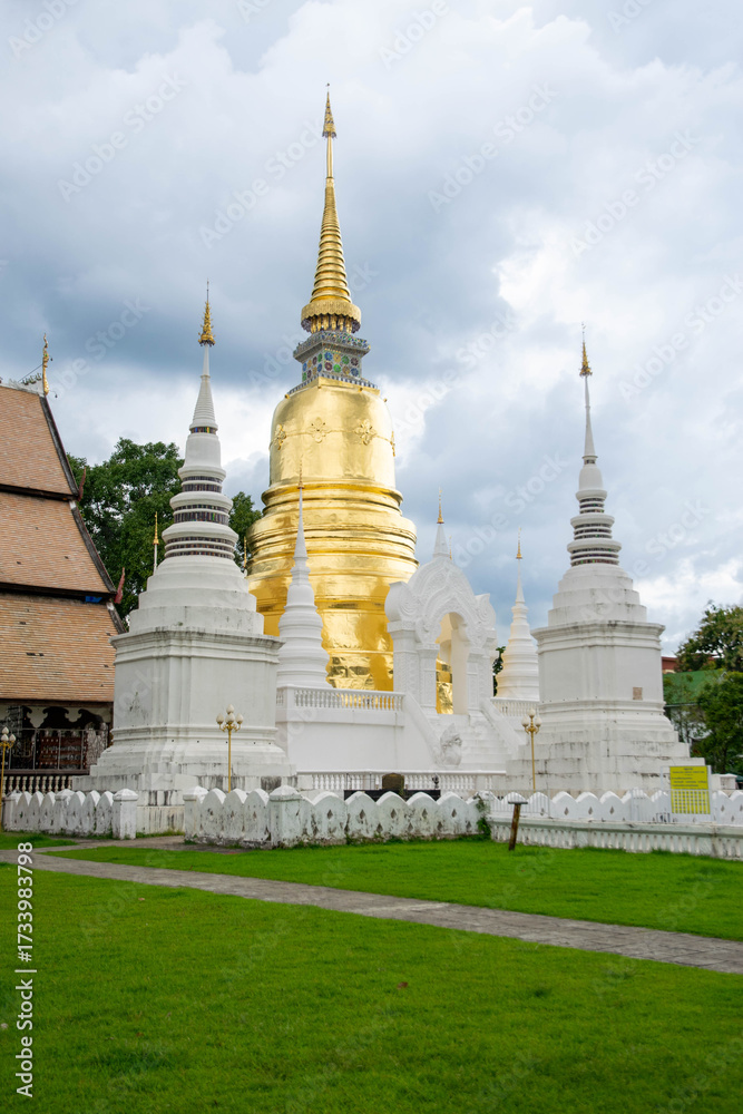 Naklejka premium Golen temple with golden padoda in Chiang Mai, Thailand. Beuatiful Lanna aricitecture.