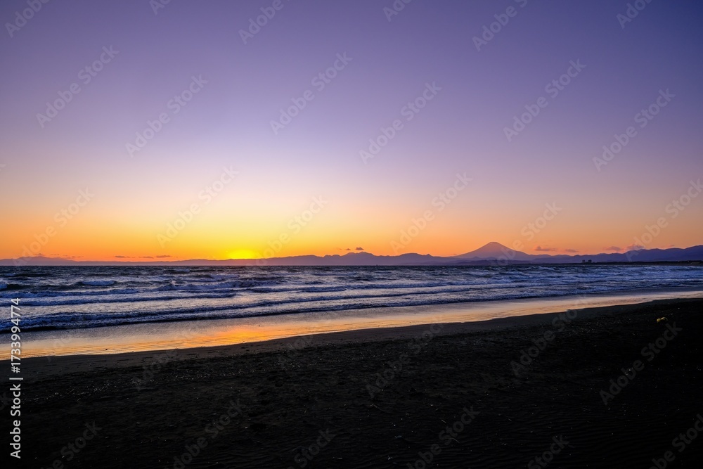 Fototapeta premium 夕日と富士山を望む湘南の海岸｜旅行や観光に使える絶景素材