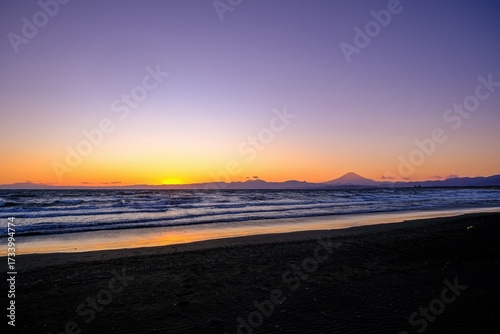 夕日と富士山を望む湘南の海岸｜旅行や観光に使える絶景素材