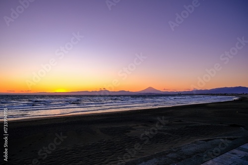 夕日と富士山を望む湘南の海岸｜旅行や観光に使える絶景素材