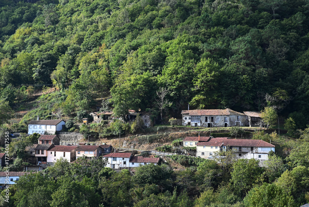 Obraz premium Aldea en Chantada, Ribeira Sacra, Lugo