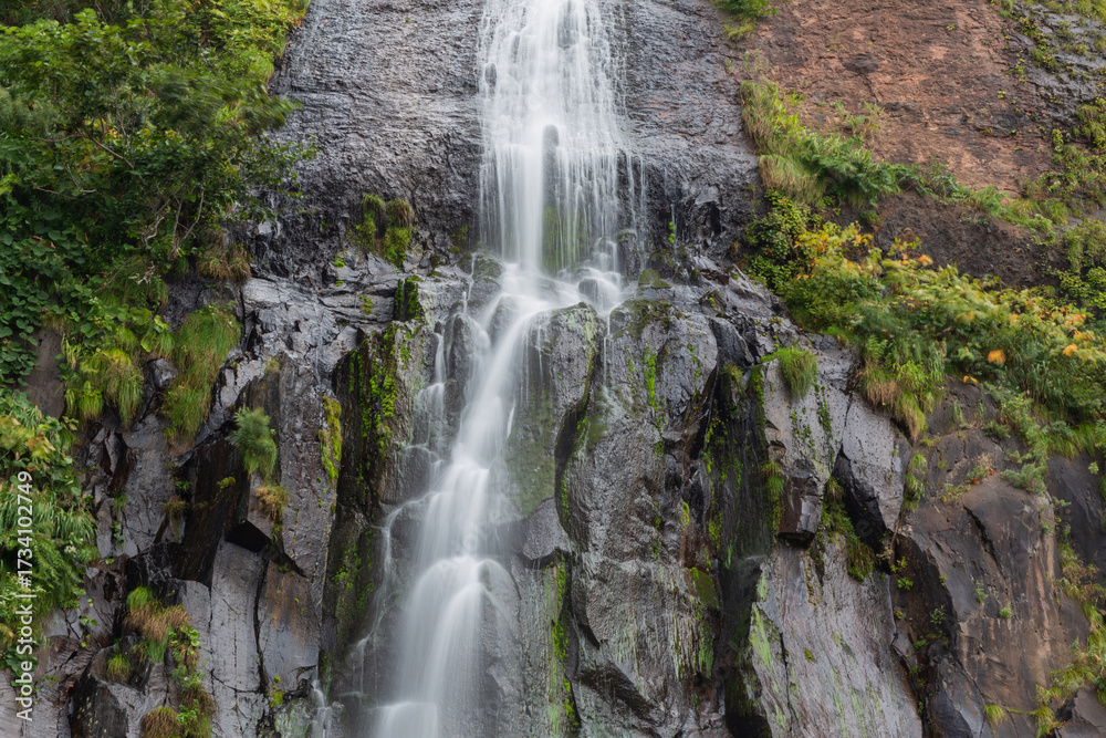 Fototapeta premium 海辺にある小さな滝