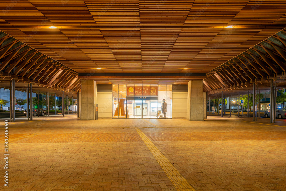 Fototapeta premium 日豊本線 夜の日向市駅