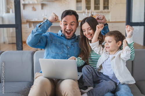 Fotografía Success, laptop and happy family with credit card for online shopping, discount and sale
