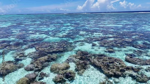 美しいタハア島を空撮