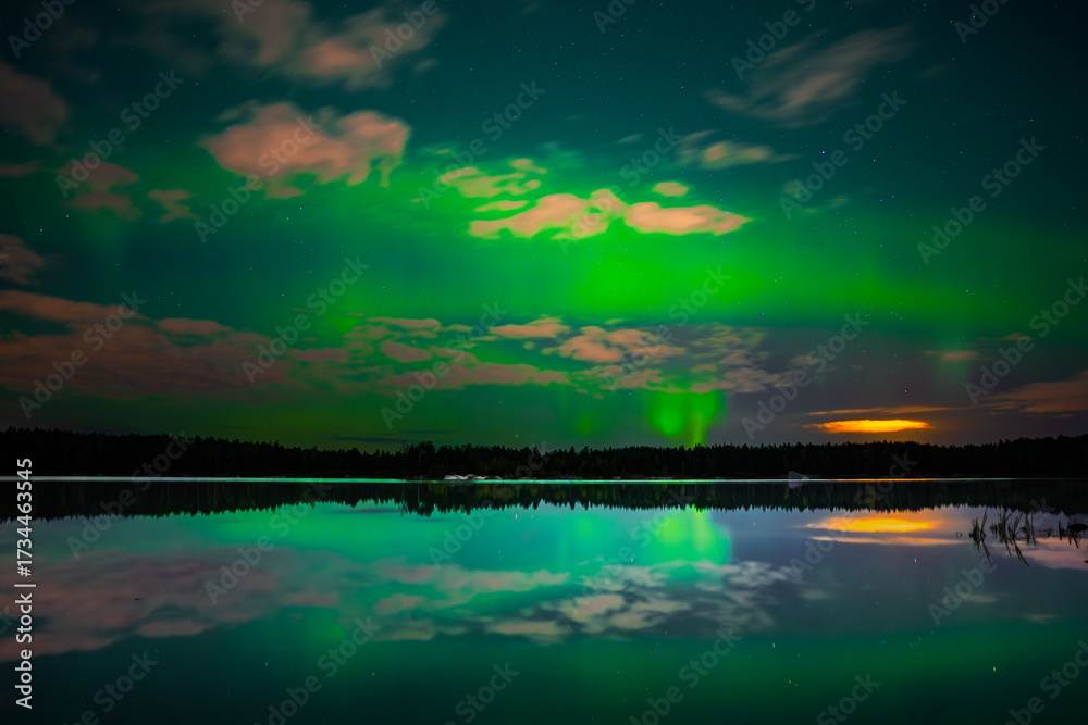 Fototapeta premium Aurora Borealis over Lake in Southern Finland, Autumn Reflection