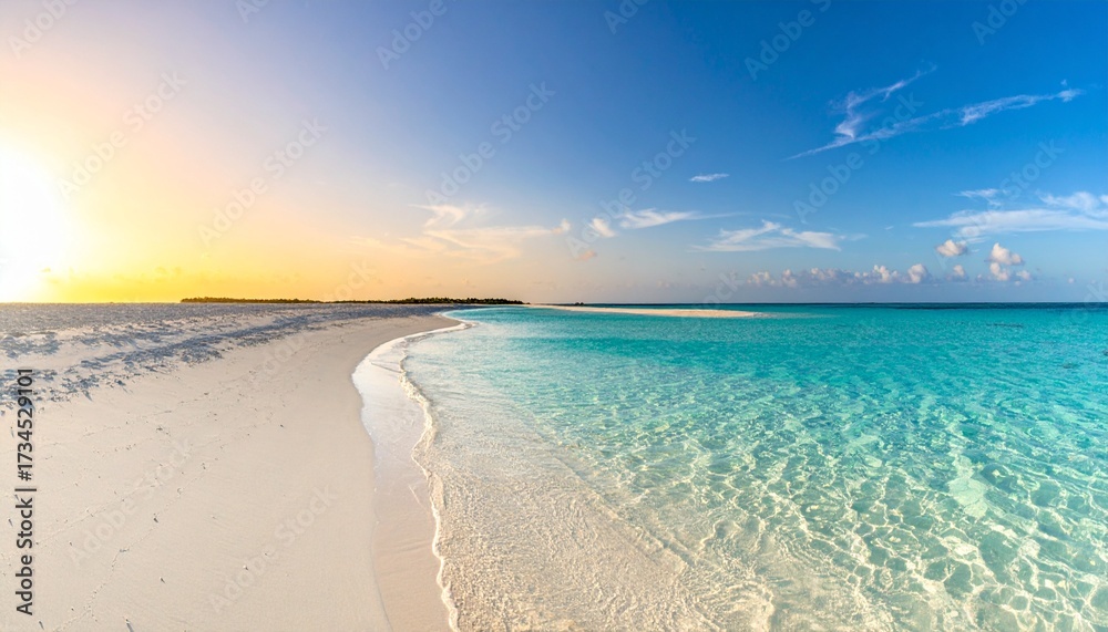 Obraz premium 夕陽が波に反射する南国のビーチの風景写真