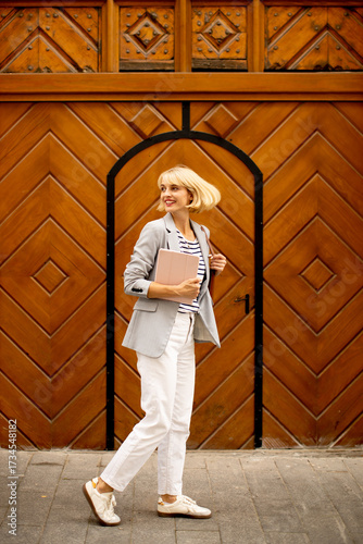 Young woman in a stylish ou...