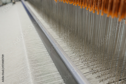Fotografía Jacquard loom needles with warp threads in modern textile manufacturing