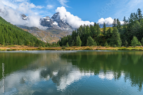 Il Cervino con i suoi 4478 metri di altitudine fa da cornice al paese di Breuil-Cervinia, rinomata meta turistica della valle d’Aosta
