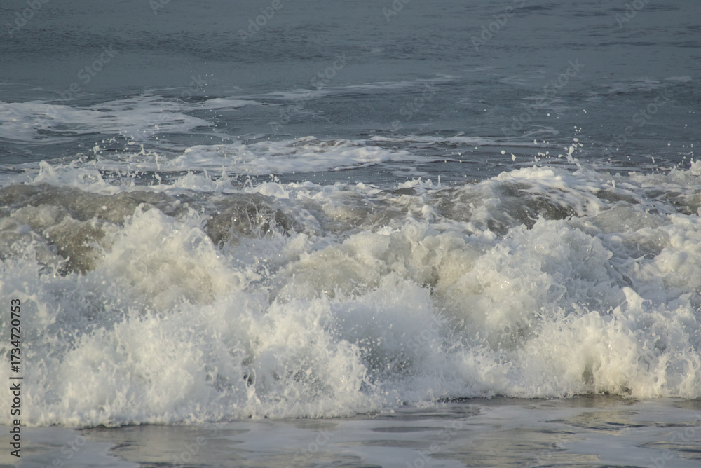 Fototapeta premium wave breaking on the rocks