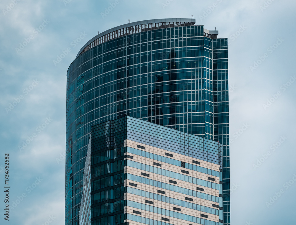 Naklejka premium mirrored windows of the facade of an office building